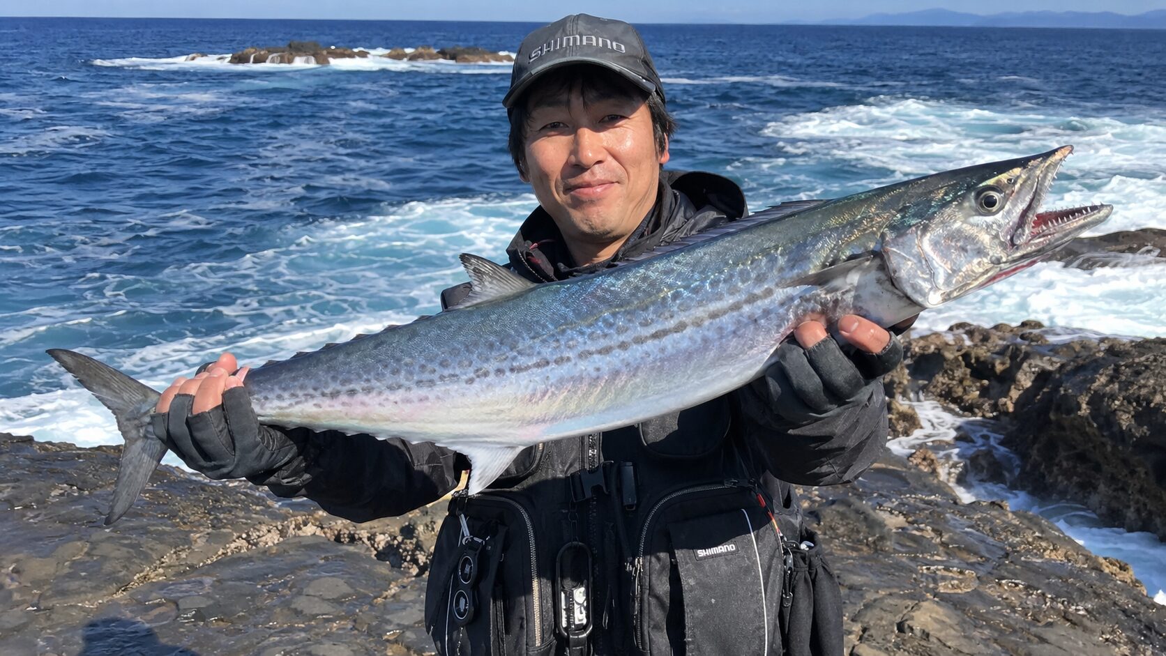 磯で釣り上げたサワラ