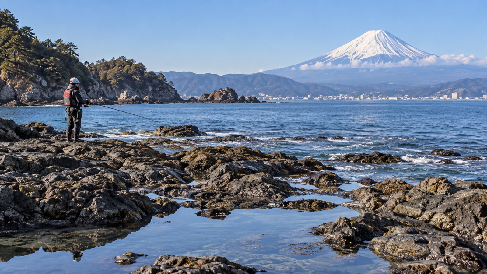 三浦半島の岩場と遠くに見える富士山